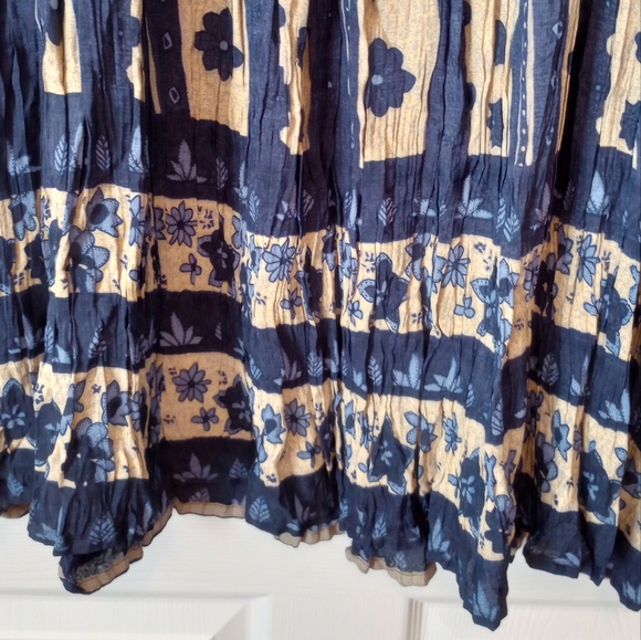 Westbound blue and cream crinkle maxi skirt. Large - Picture 2 of 4